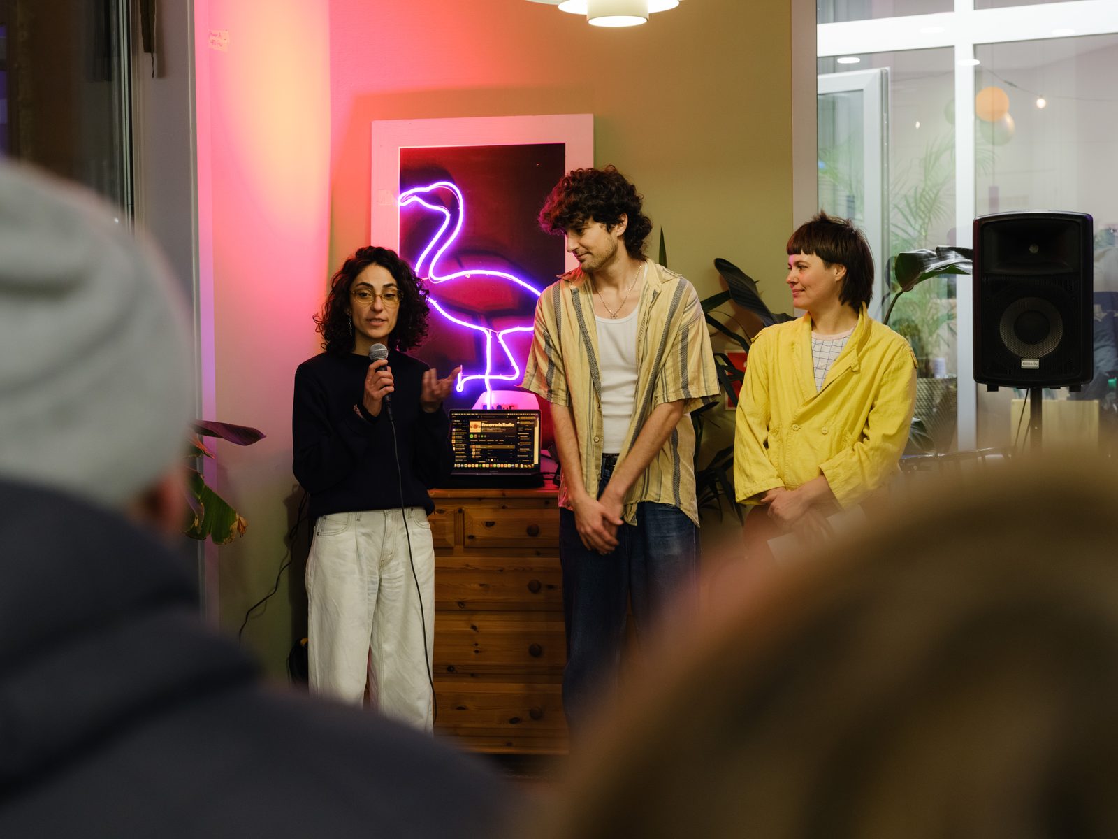 Het team en buurtbewoners samen in de buurtkamer