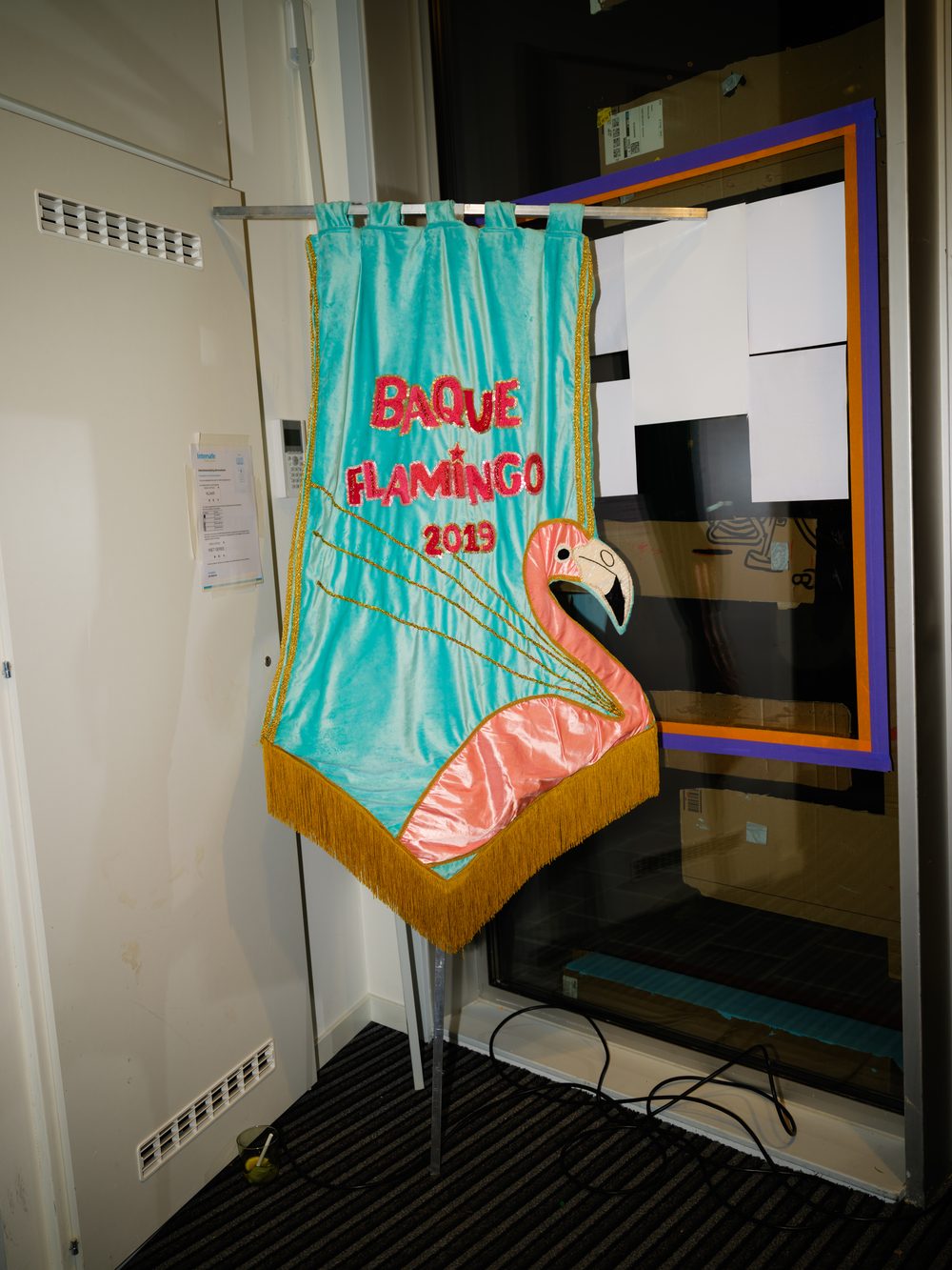 Kleurrijk kunstwerk bij het raam