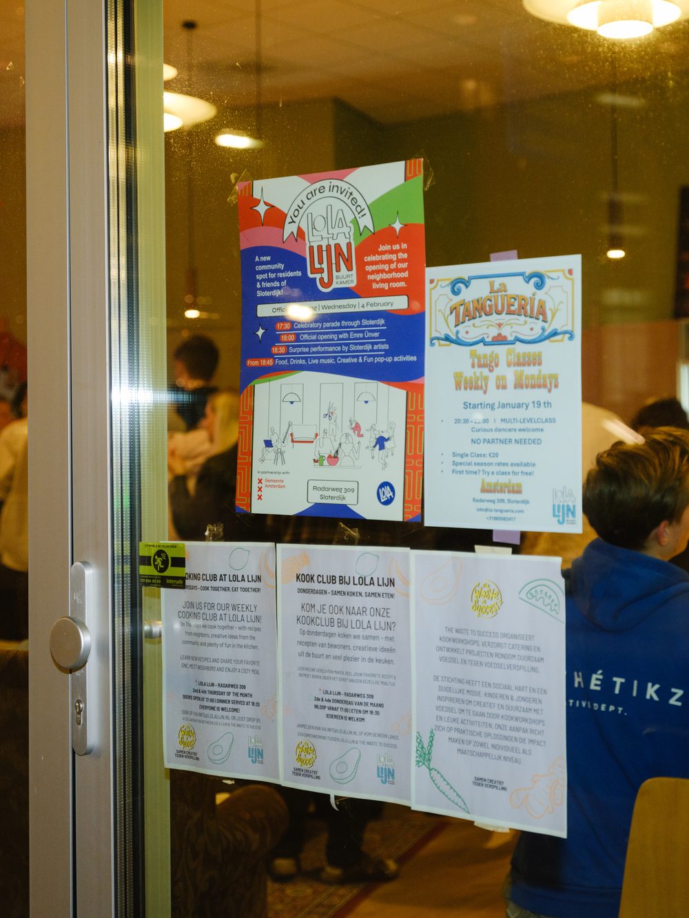 Tekeningen en posters in de buurtkamer
