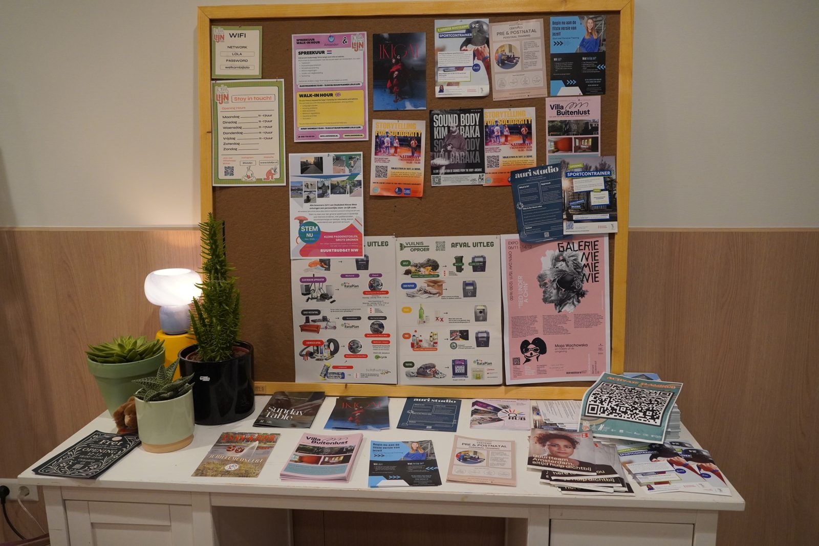 De informatietafel met flyers van lokale organisaties